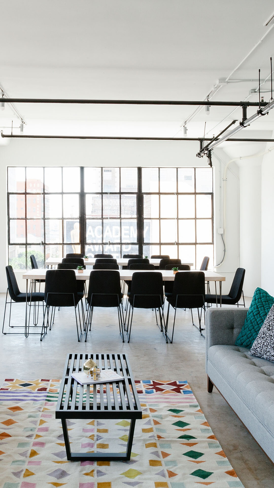 Moderne Arbeitsplätze benötigen auch einen funktionalen Bodenbelag Moderner Büroraum